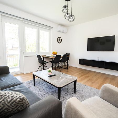 Bright 2Bdr Apartment With Balcony - Free Parking Sarajevo Bagian luar foto