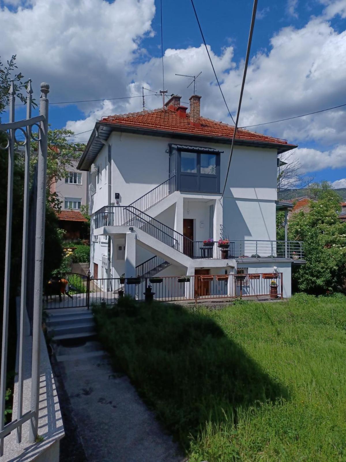 Bright 2Bdr Apartment With Balcony - Free Parking Sarajevo Bagian luar foto