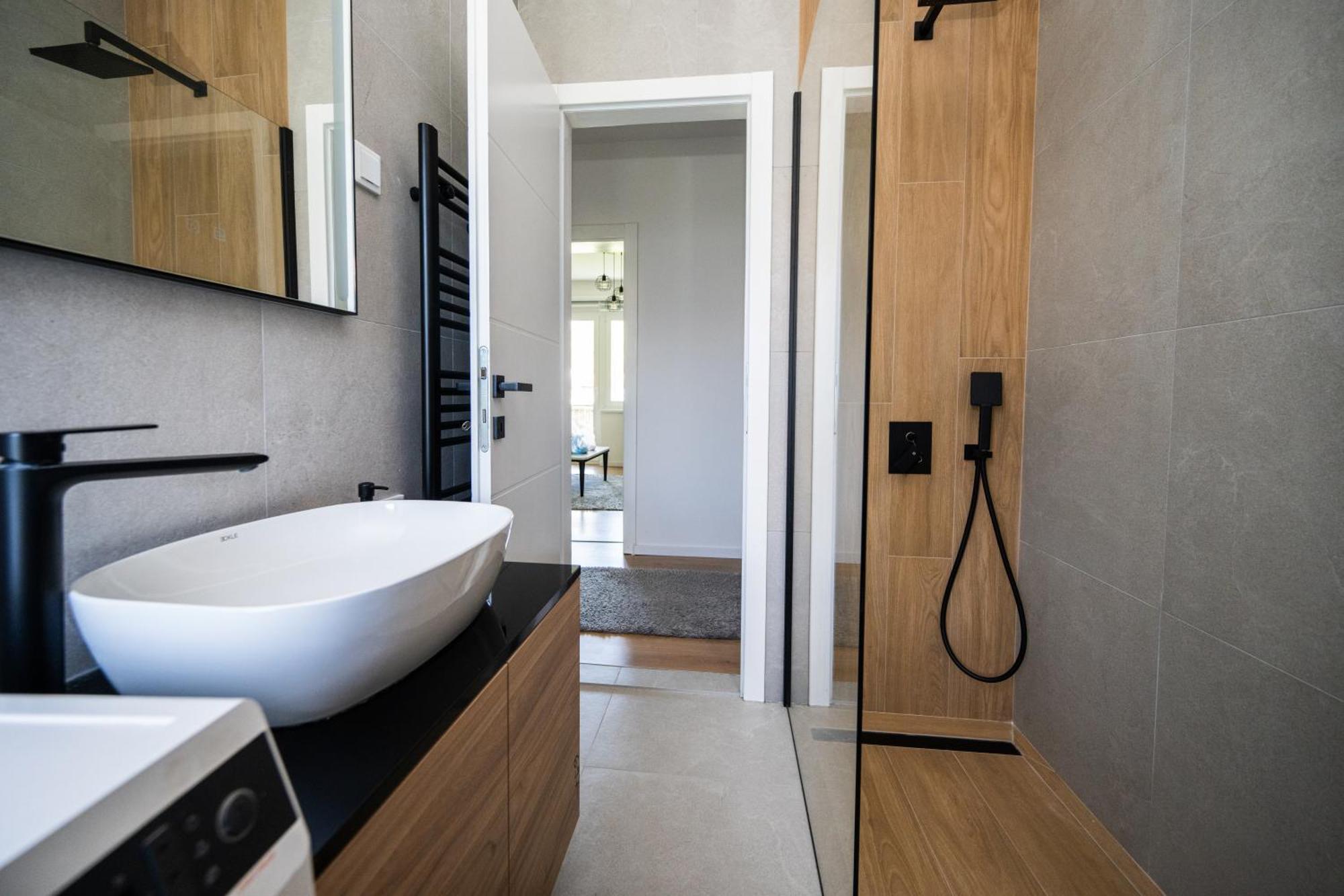 Bright 2Bdr Apartment With Balcony - Free Parking Sarajevo Bagian luar foto