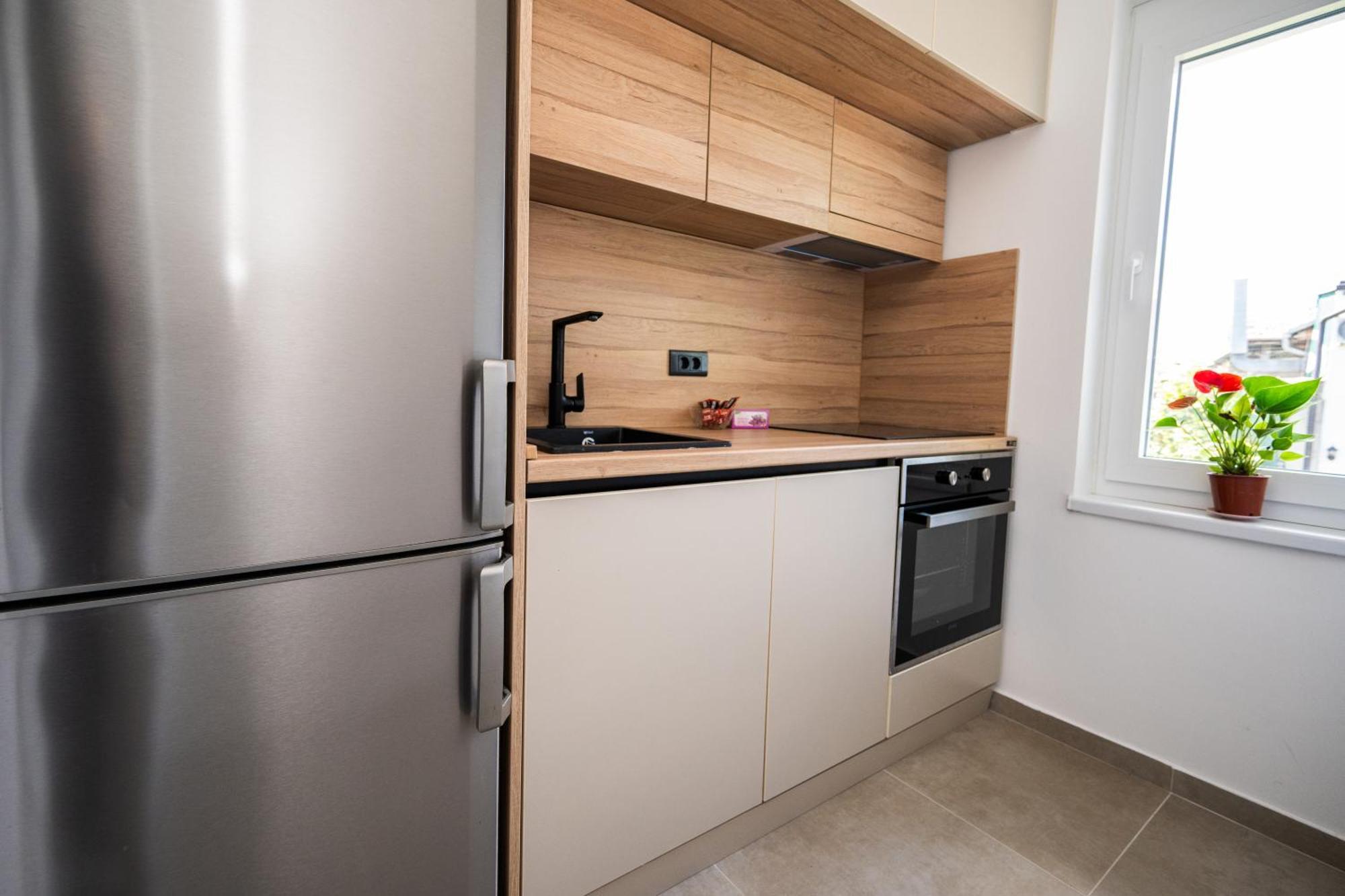 Bright 2Bdr Apartment With Balcony - Free Parking Sarajevo Bagian luar foto