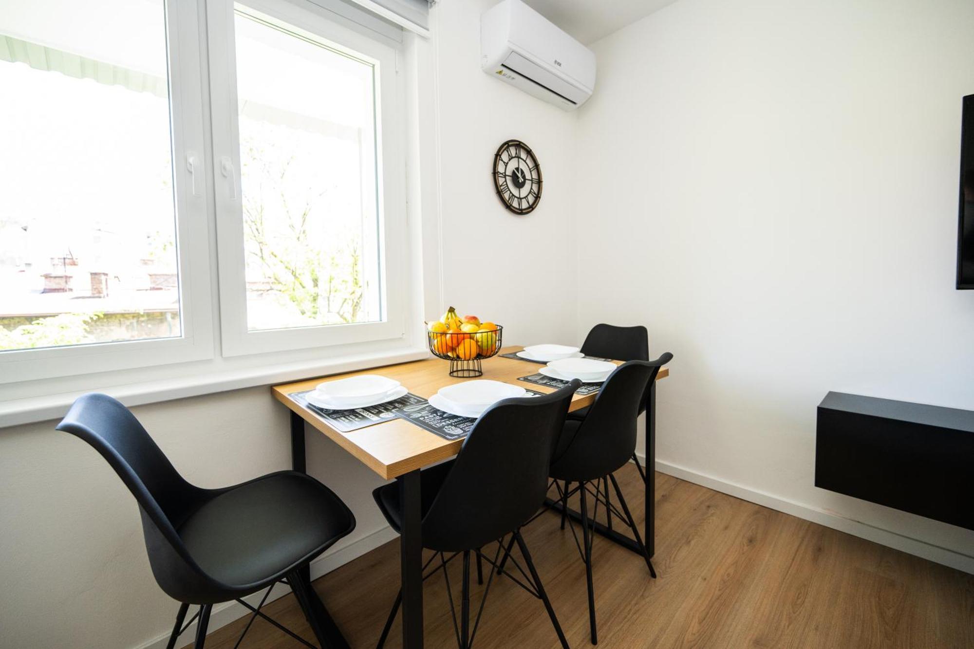 Bright 2Bdr Apartment With Balcony - Free Parking Sarajevo Bagian luar foto
