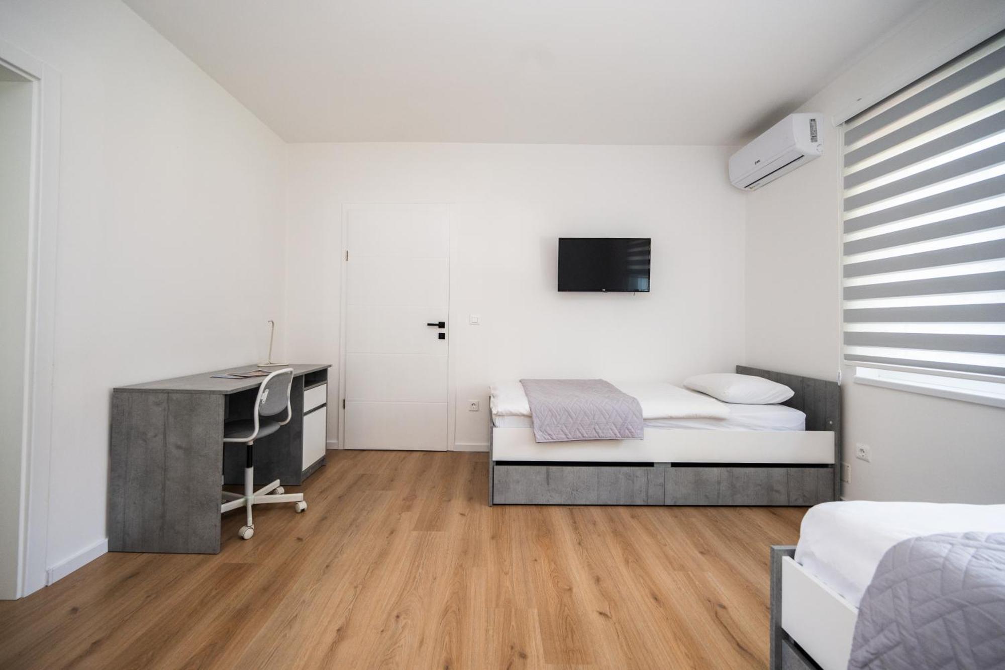 Bright 2Bdr Apartment With Balcony - Free Parking Sarajevo Bagian luar foto