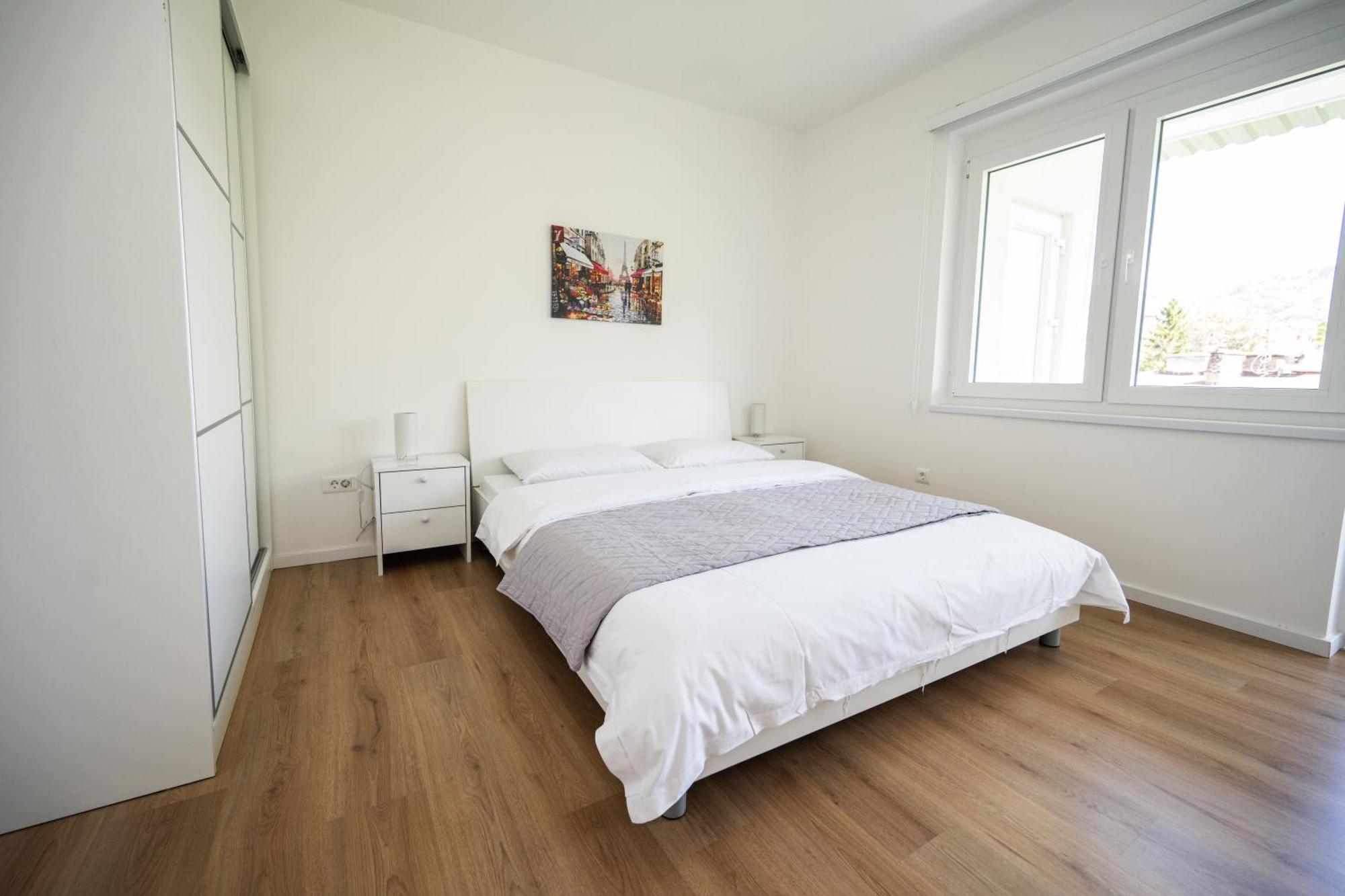 Bright 2Bdr Apartment With Balcony - Free Parking Sarajevo Bagian luar foto