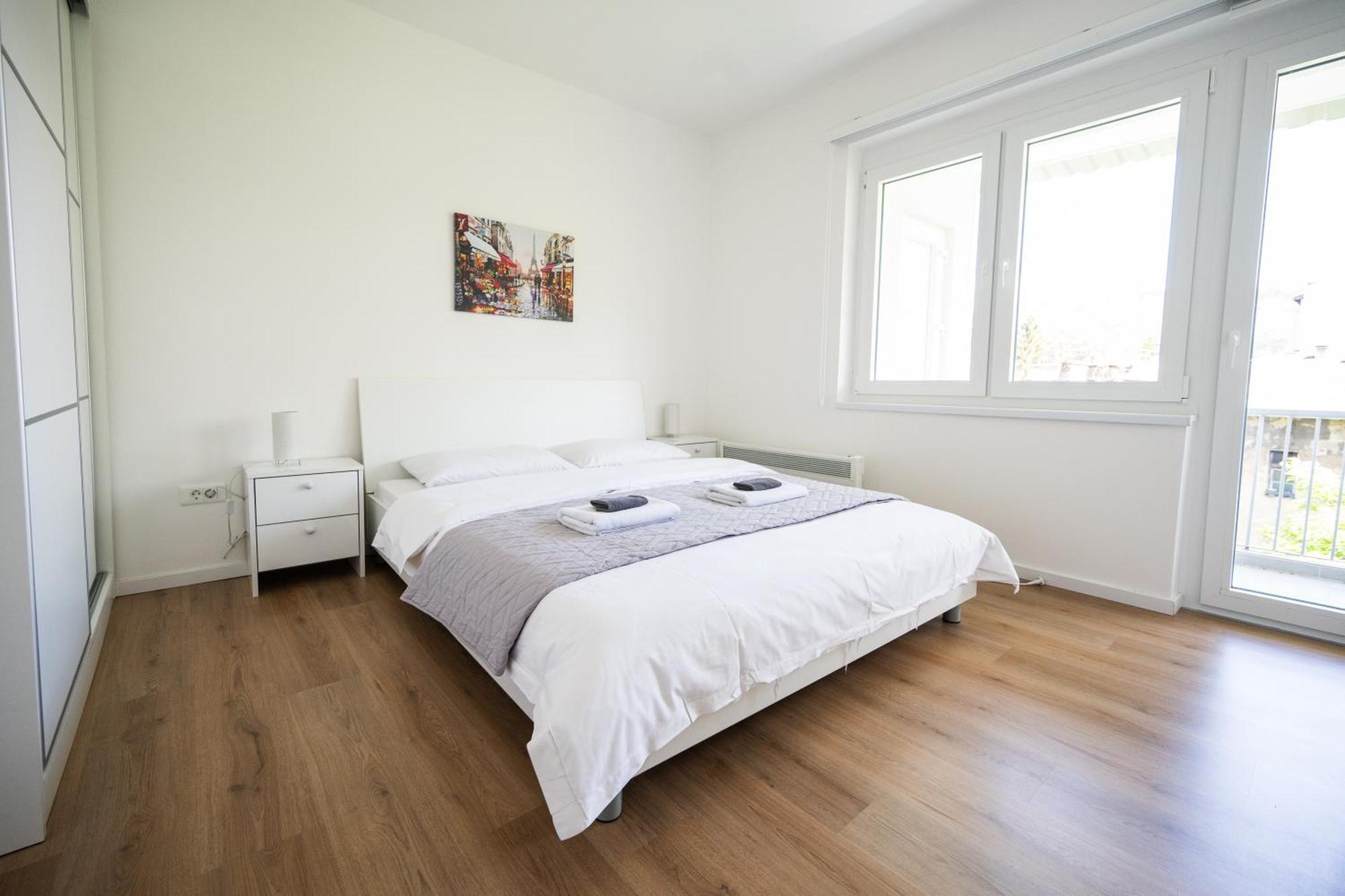 Bright 2Bdr Apartment With Balcony - Free Parking Sarajevo Bagian luar foto