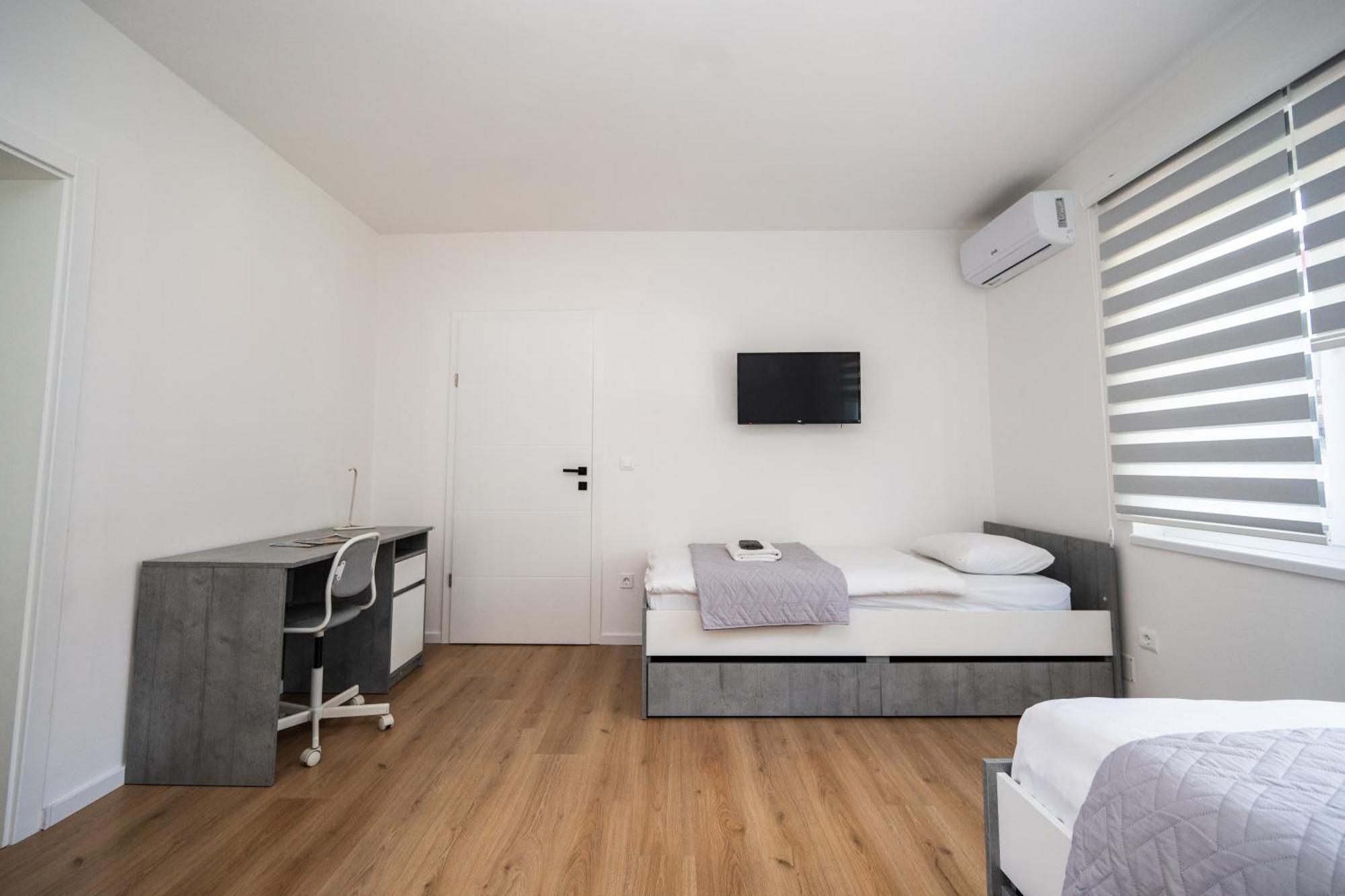 Bright 2Bdr Apartment With Balcony - Free Parking Sarajevo Bagian luar foto