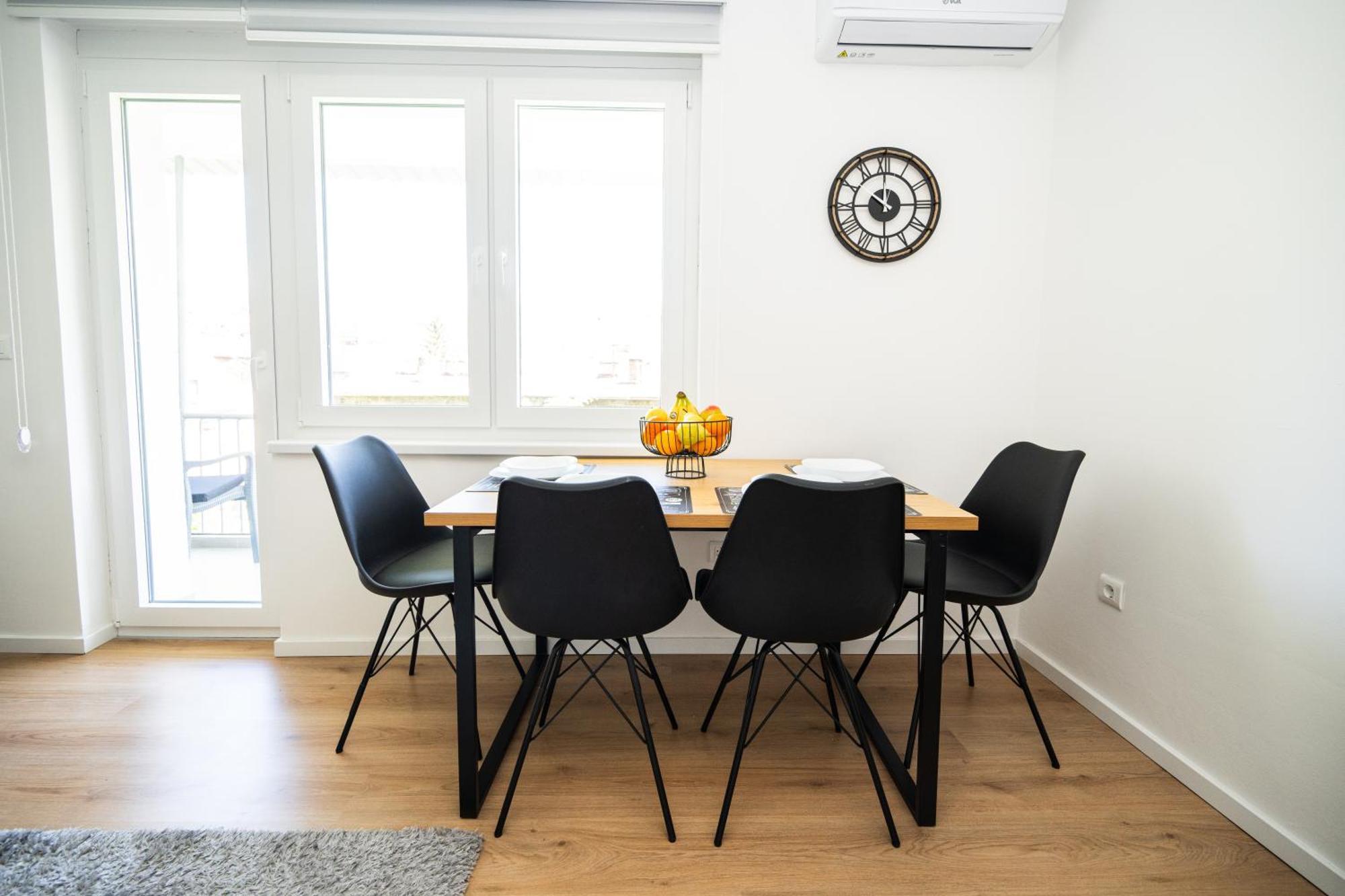 Bright 2Bdr Apartment With Balcony - Free Parking Sarajevo Bagian luar foto