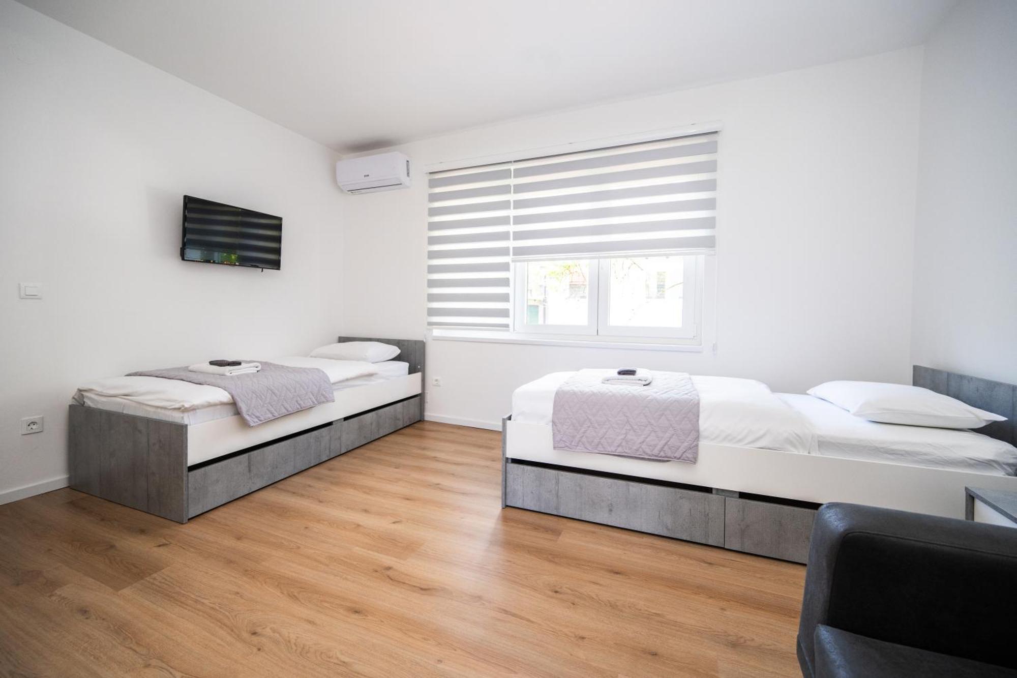 Bright 2Bdr Apartment With Balcony - Free Parking Sarajevo Bagian luar foto