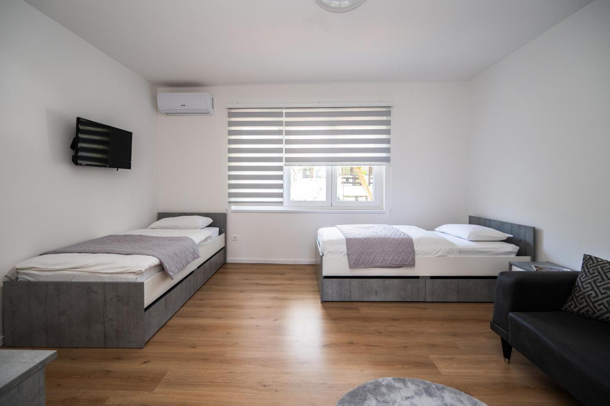 Bright 2Bdr Apartment With Balcony - Free Parking Sarajevo Bagian luar foto