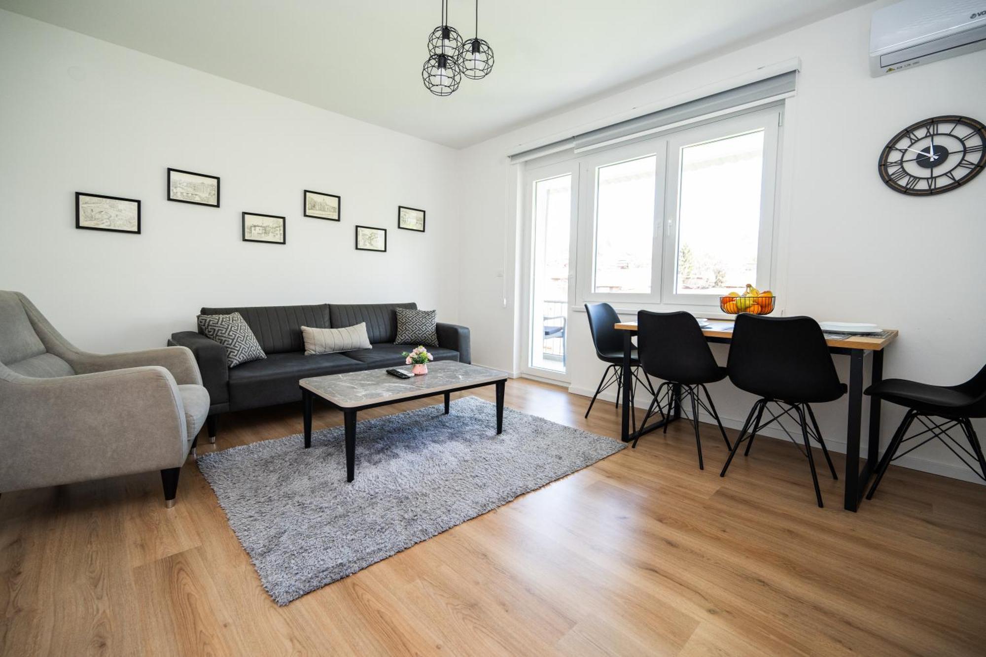 Bright 2Bdr Apartment With Balcony - Free Parking Sarajevo Bagian luar foto
