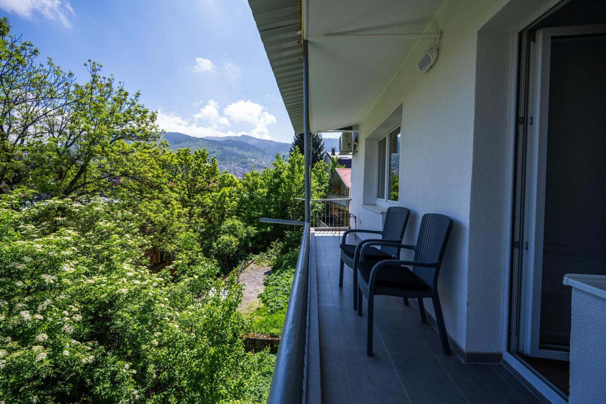 Bright 2Bdr Apartment With Balcony - Free Parking Sarajevo Bagian luar foto