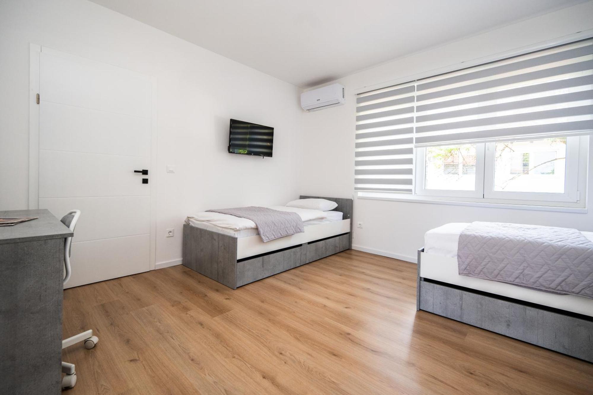 Bright 2Bdr Apartment With Balcony - Free Parking Sarajevo Bagian luar foto