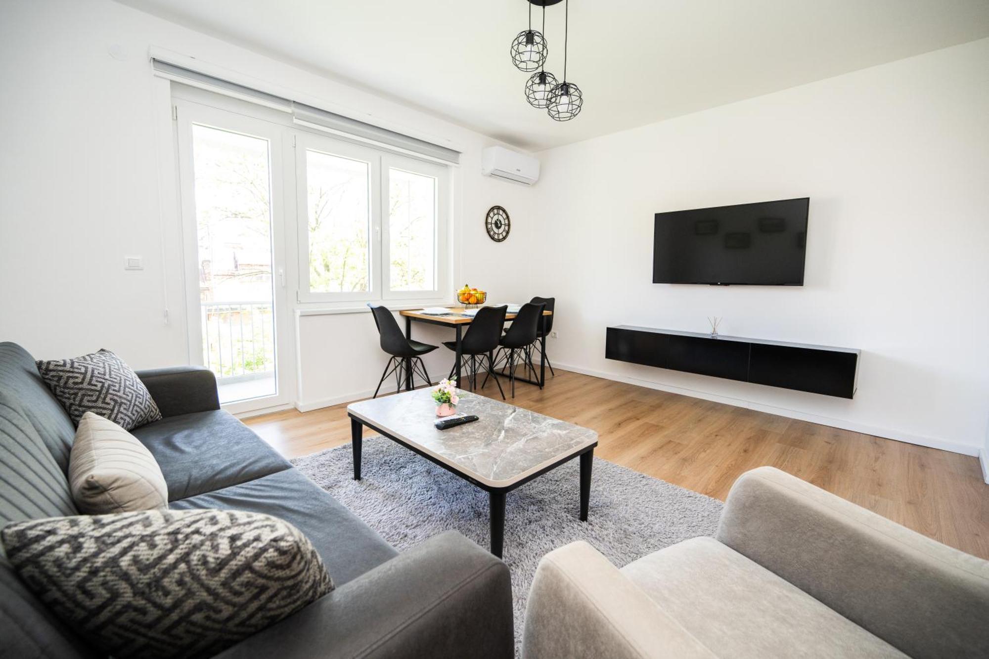 Bright 2Bdr Apartment With Balcony - Free Parking Sarajevo Bagian luar foto
