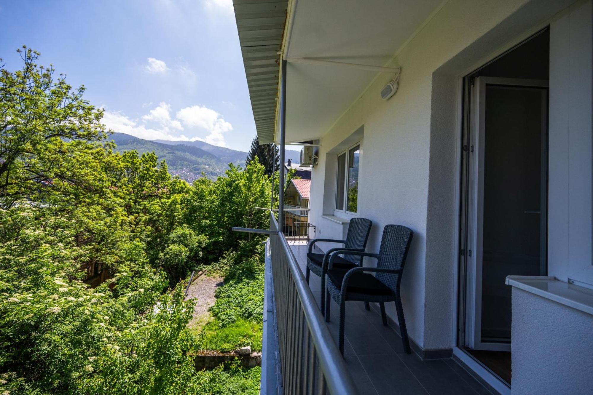 Bright 2Bdr Apartment With Balcony - Free Parking Sarajevo Bagian luar foto