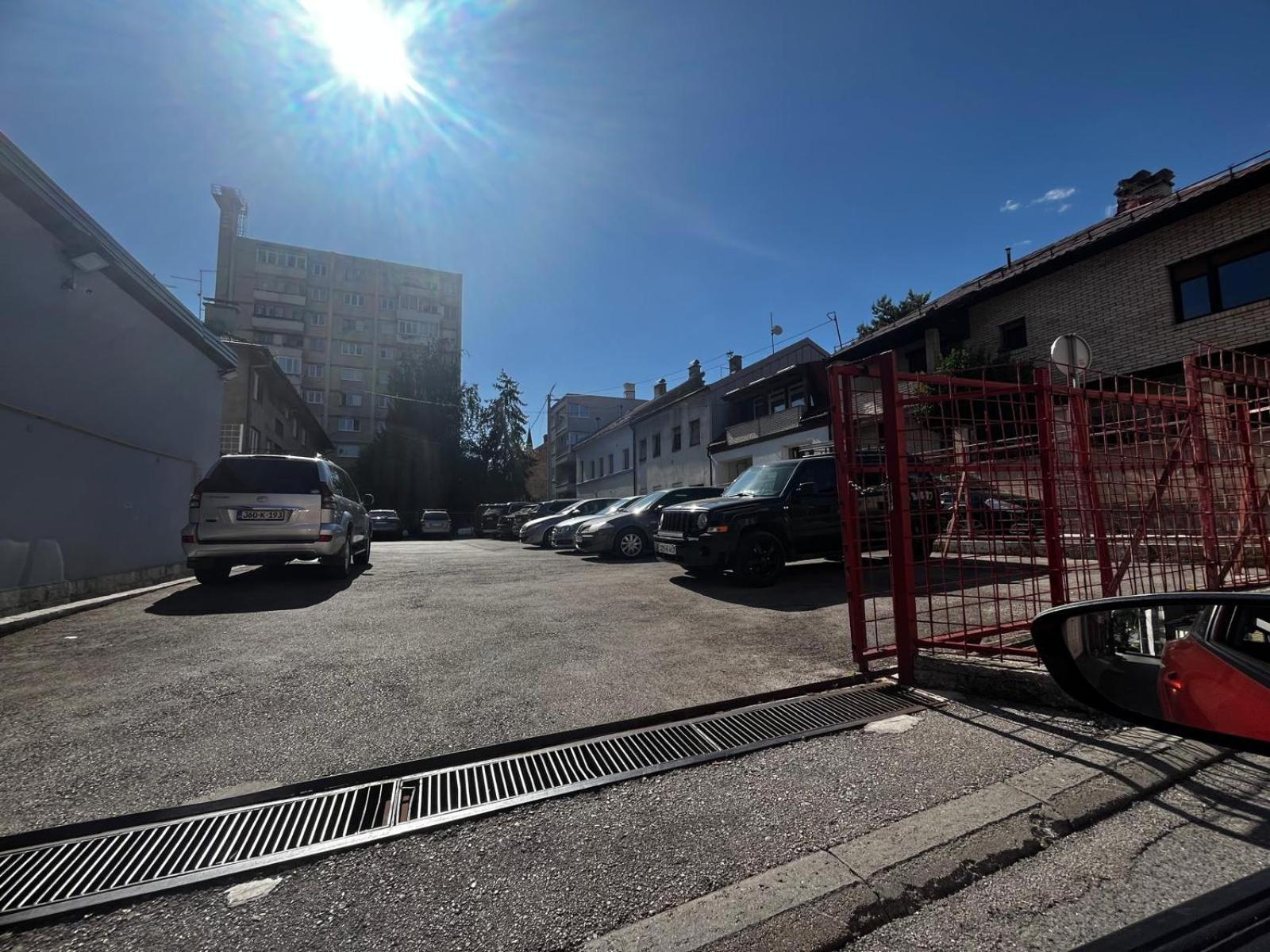 Bright 2Bdr Apartment With Balcony - Free Parking Sarajevo Bagian luar foto